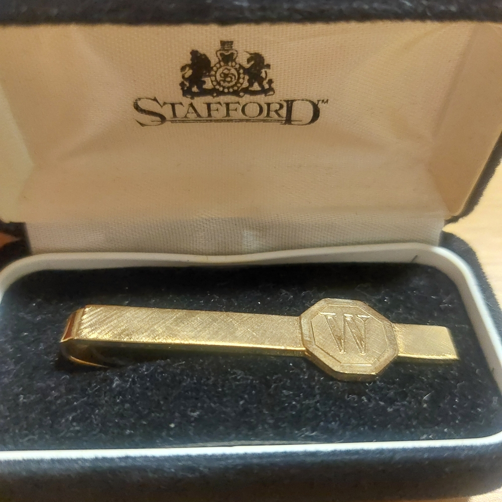 Stafford Vintage Men's Goldtone Tie Clip, Initial W Engraving & Black Velvet Box